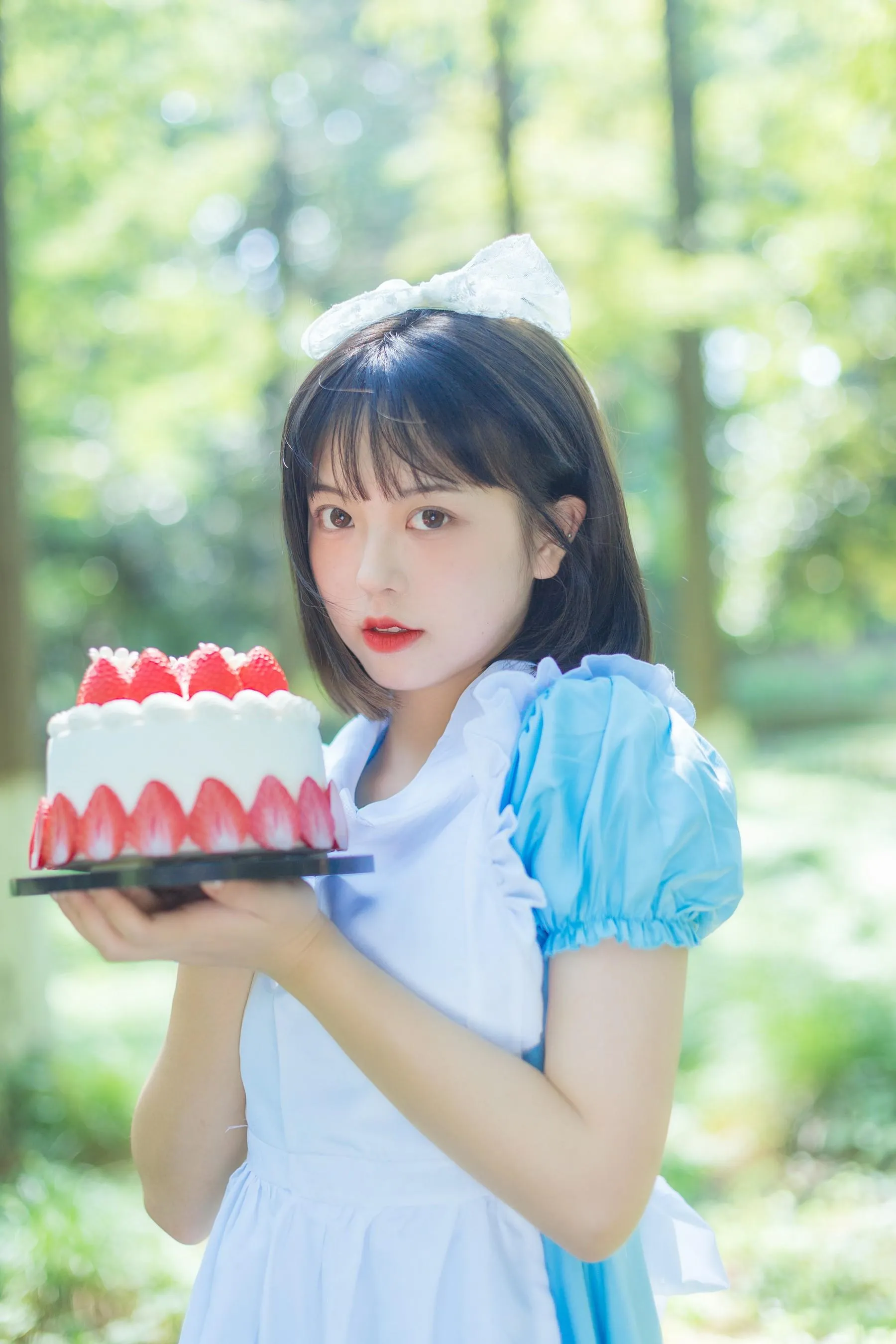[YITUYU艺图语]2022.08.05 雏菊和草莓 哈吉麻花 [32P]插图1